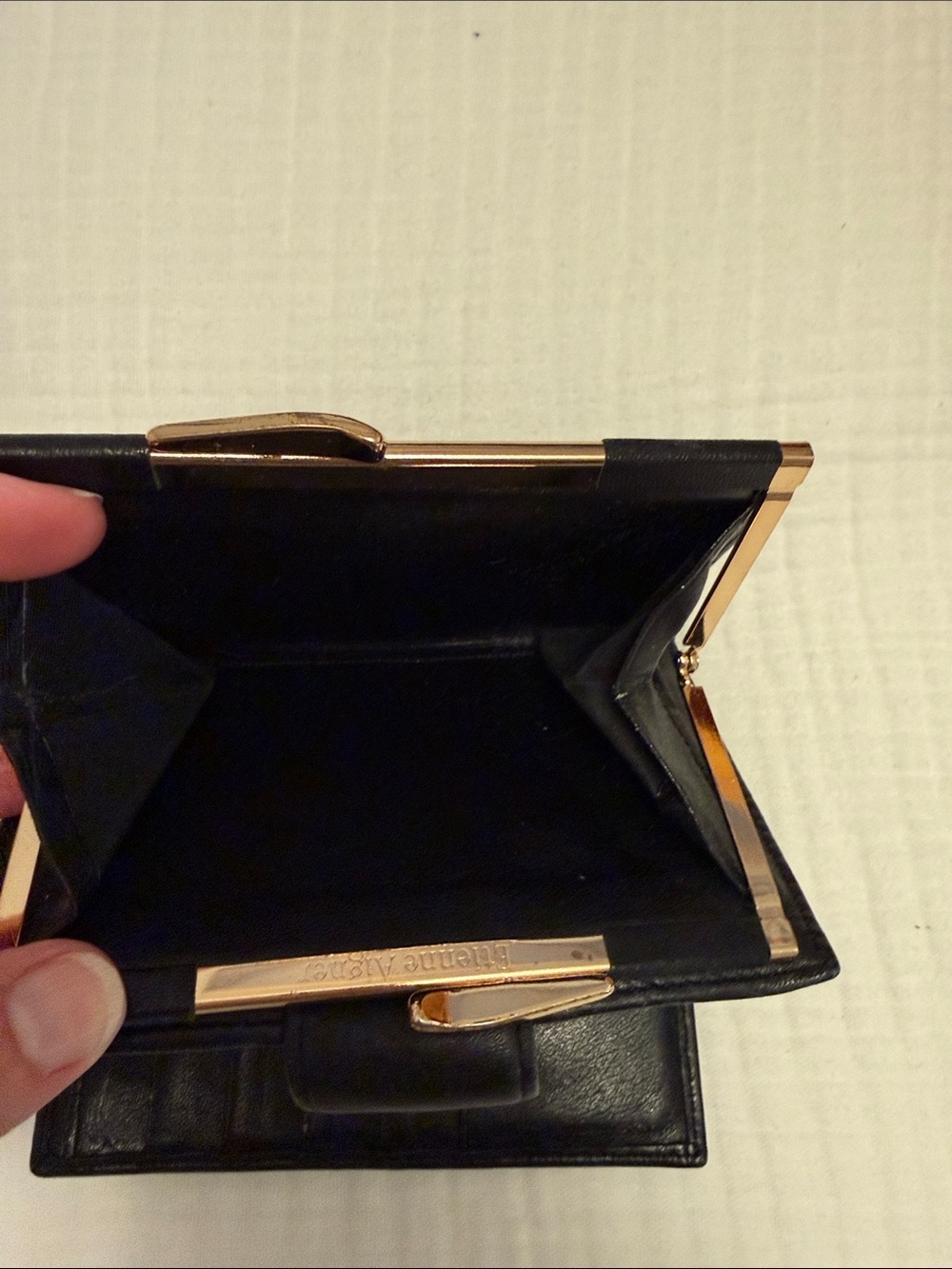 Vintage Etienne Aigner bi-fold black wallet with kiss lock coin - Picture 4 of 6